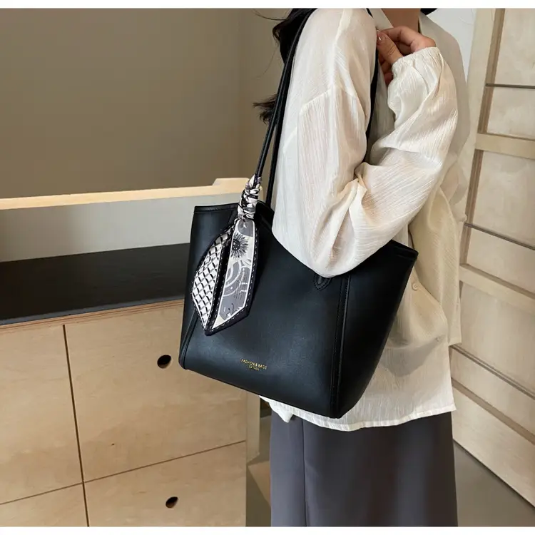 Women's Large Capacity Shoulder Bag Winter 2025 — feature 29