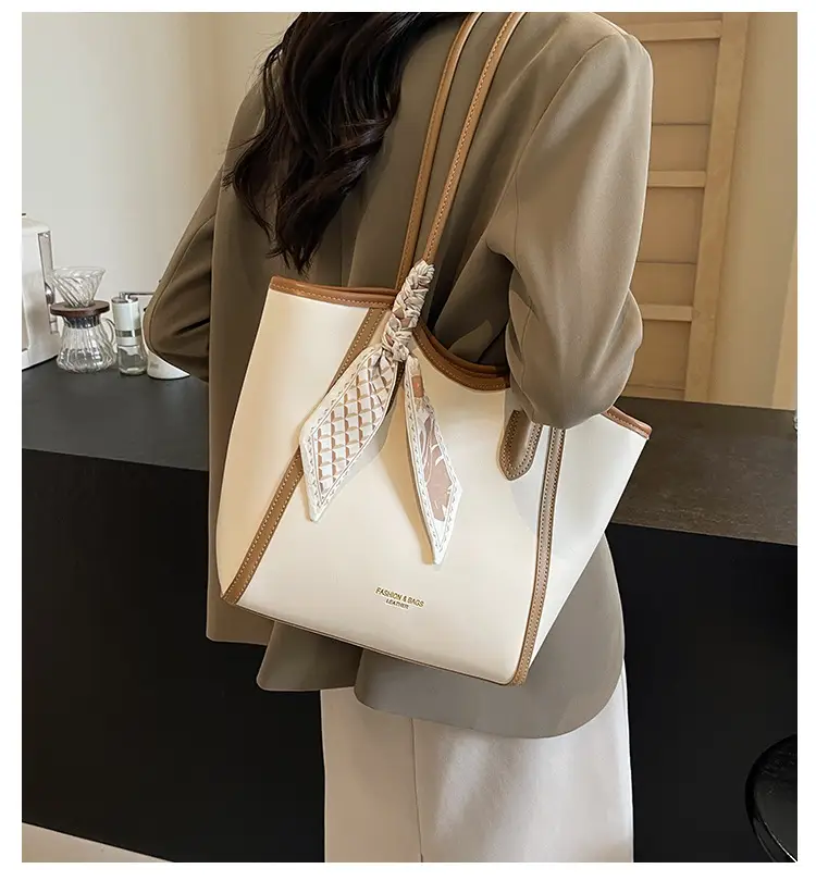 Women's Large Capacity Shoulder Bag Winter 2025 — feature 3