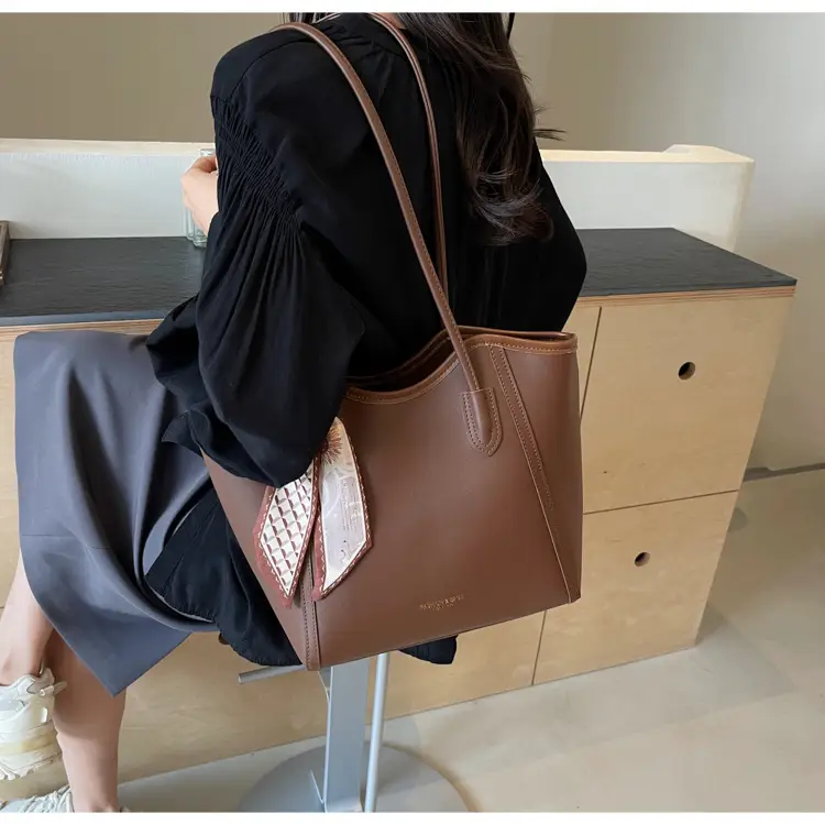 Women's Large Capacity Shoulder Bag Winter 2025 — feature 31