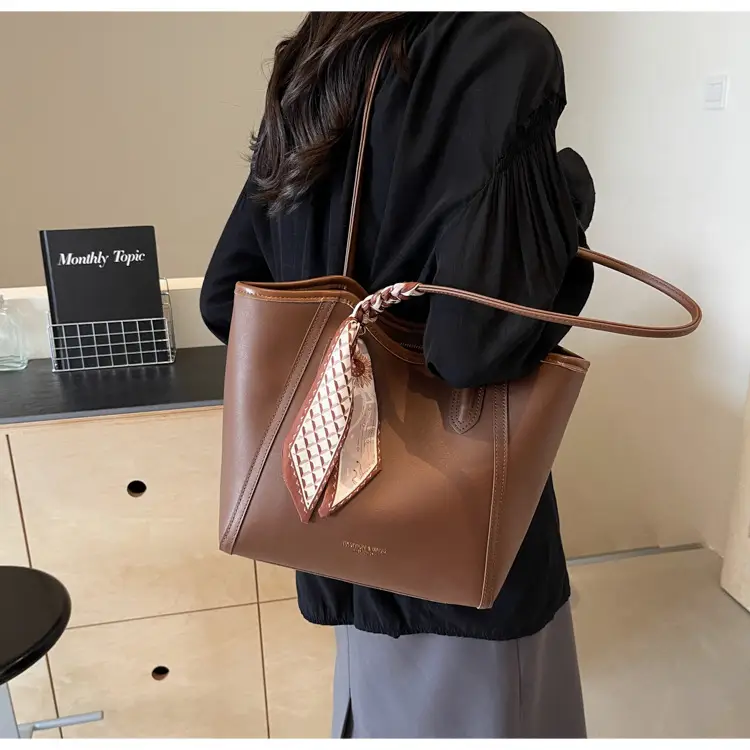 Women's Large Capacity Shoulder Bag Winter 2025 — feature 32