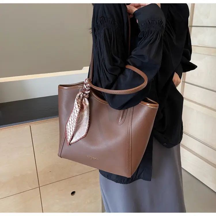Women's Large Capacity Shoulder Bag Winter 2025 — feature 33