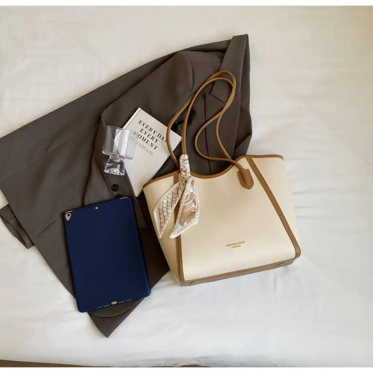 Women's Large Capacity Shoulder Bag Winter 2025 — feature 37