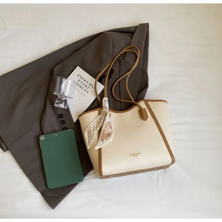 Women's Large Capacity Shoulder Bag Winter 2025 — feature 38