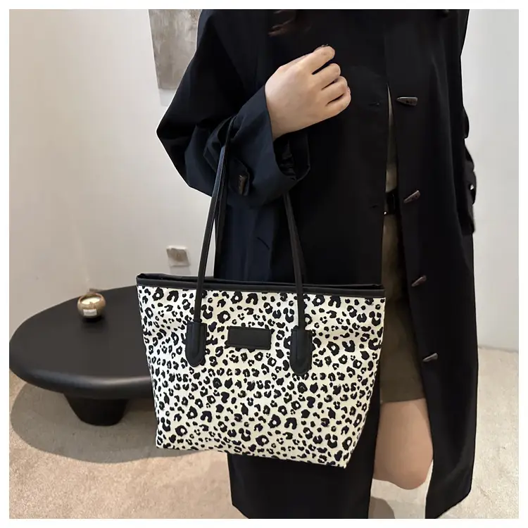 Retro Leopard Shoulder Bag with Textured Handle — feature 12