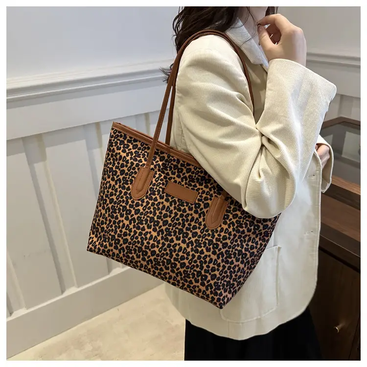 Retro Leopard Shoulder Bag with Textured Handle — feature 23