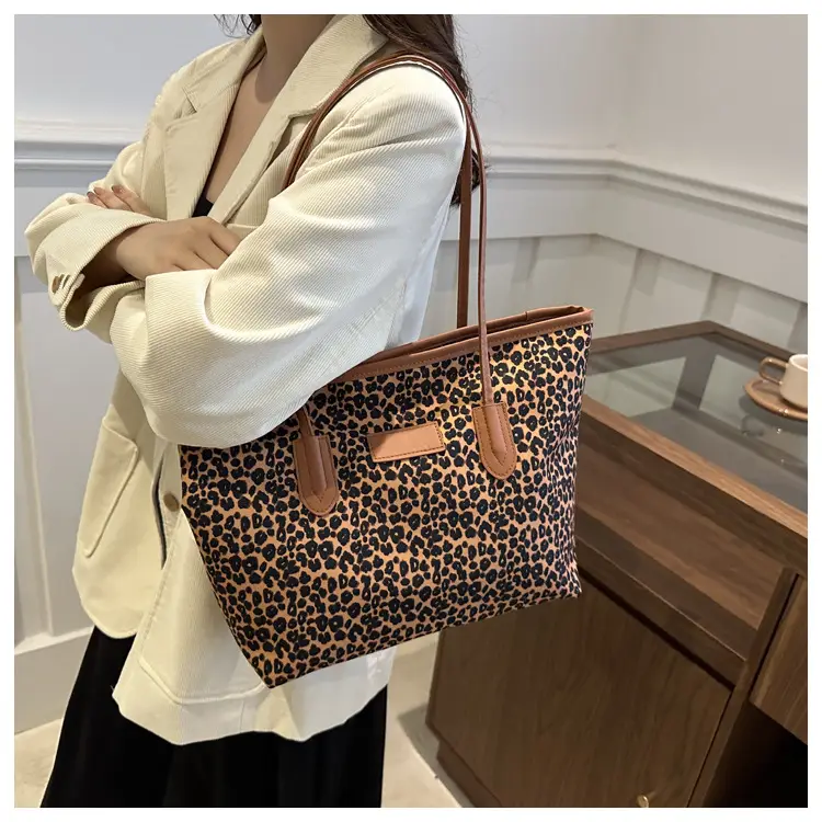 Retro Leopard Shoulder Bag with Textured Handle — feature 26