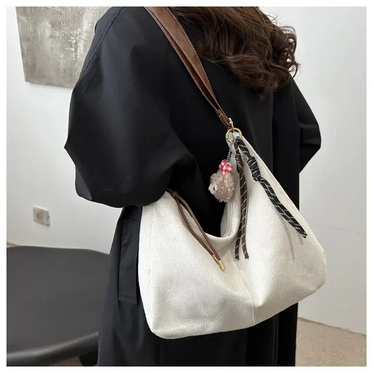 Frosted Shoulder Bag with Cute Keychain 2024 Winter — feature 9