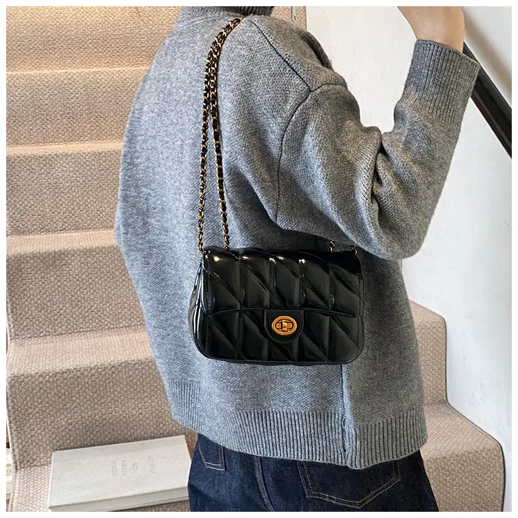 2024 Winter Rhombic Chain Shoulder Bag Black — feature 10