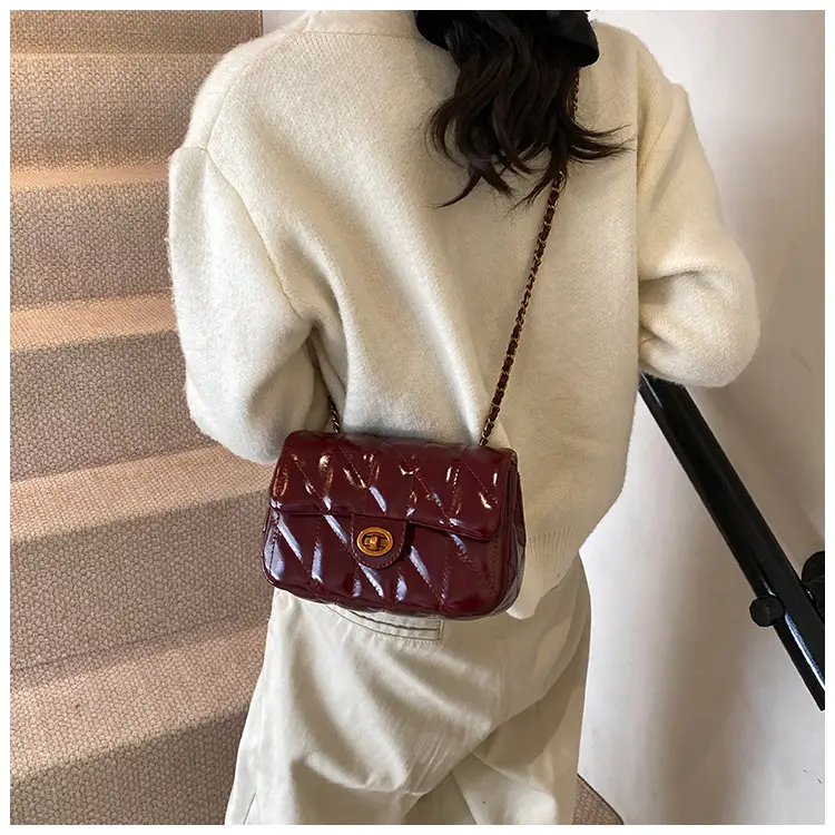 2024 Winter Rhombic Chain Shoulder Bag Black — feature 13