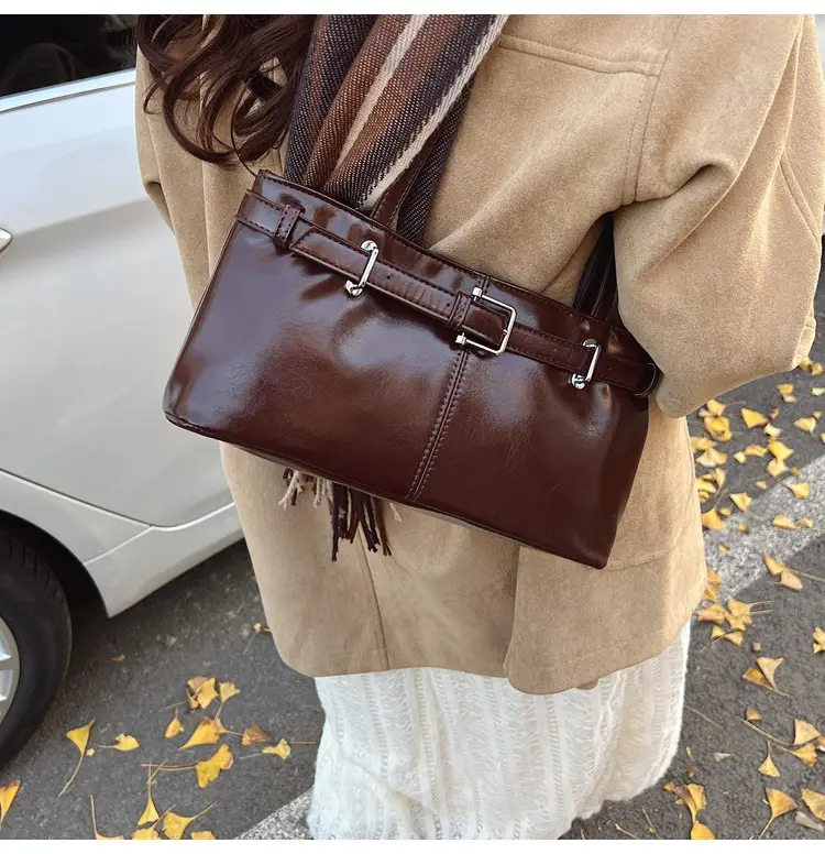 Women's Vintage Leather Shoulder Bag Large Capacity 2024 — feature 8