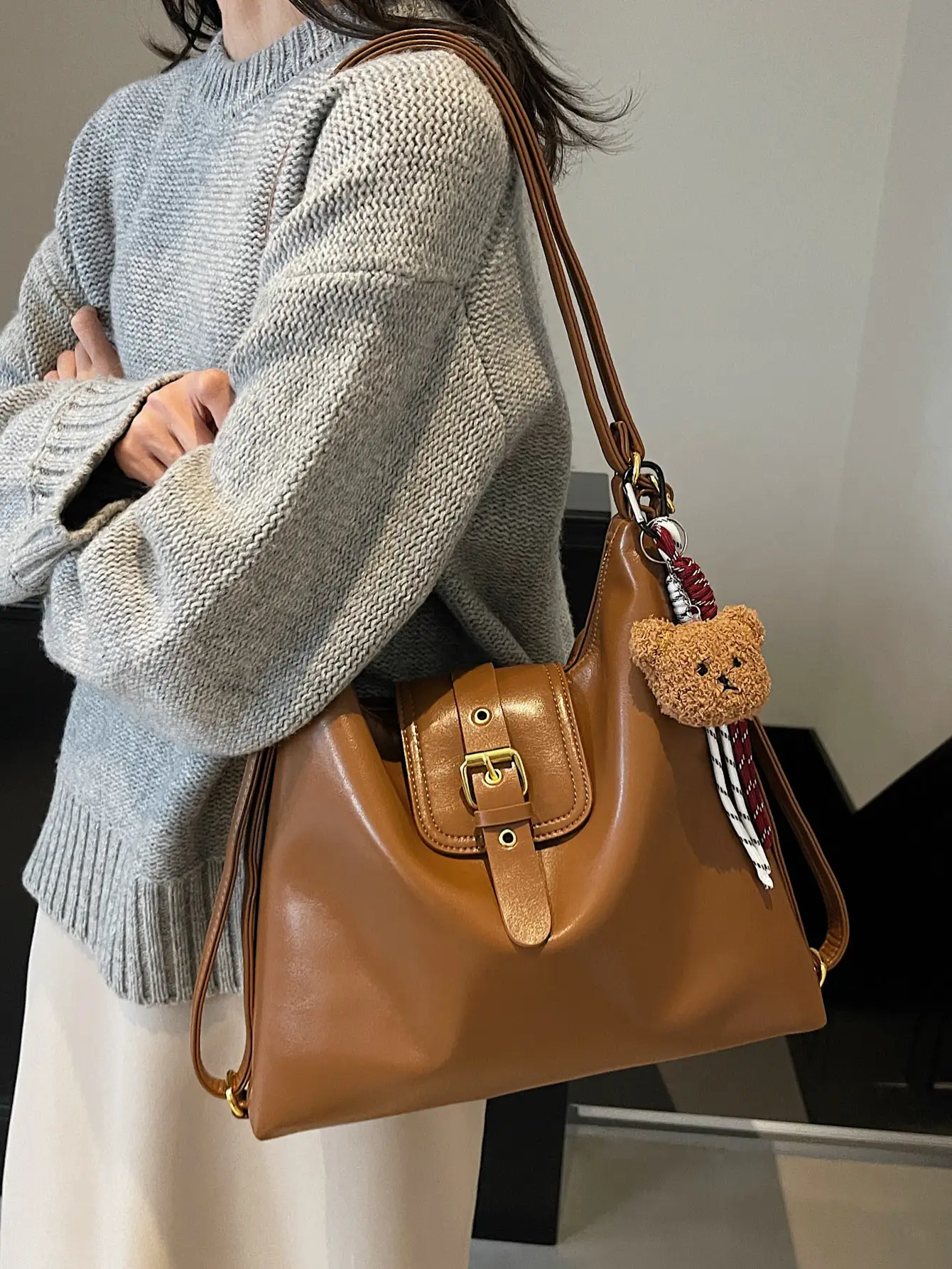 Black Leather Shoulder Bag for Women Large Capacity Vintage Style - Image 8