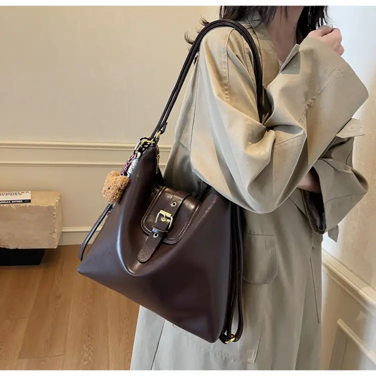 Black Leather Shoulder Bag for Women Large Capacity Vintage Style — feature 19