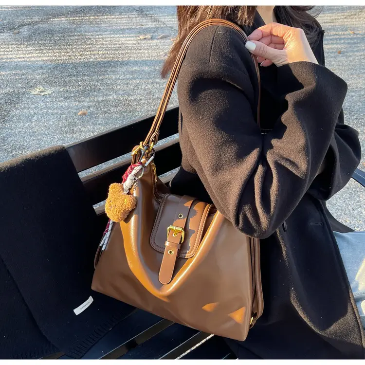 Black Leather Shoulder Bag for Women Large Capacity Vintage Style — feature 31