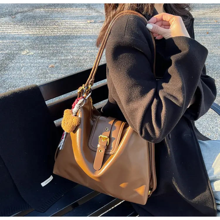 Black Leather Shoulder Bag for Women Large Capacity Vintage Style — feature 32