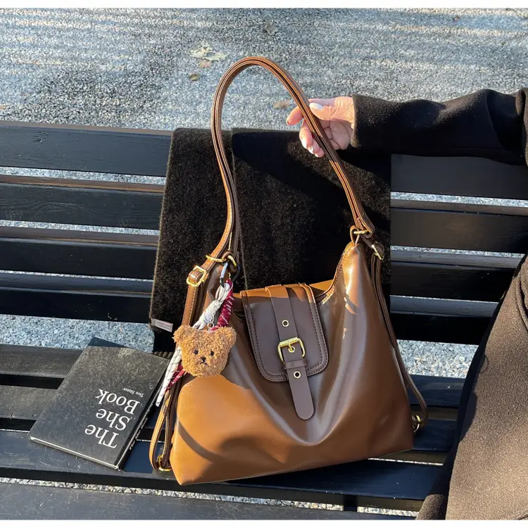 Black Leather Shoulder Bag for Women Large Capacity Vintage Style — feature 33