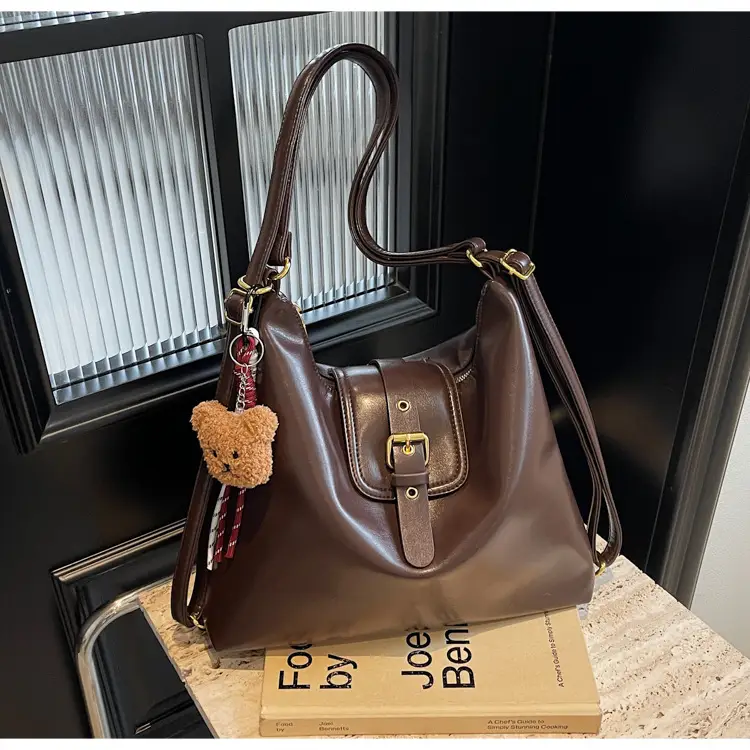 Black Leather Shoulder Bag for Women Large Capacity Vintage Style — feature 38