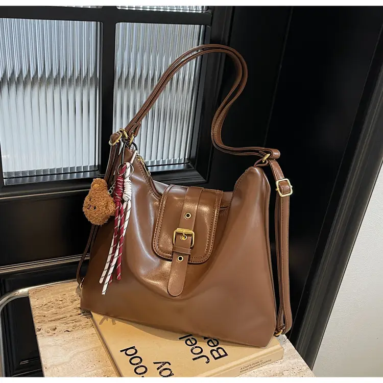 Black Leather Shoulder Bag for Women Large Capacity Vintage Style — feature 40
