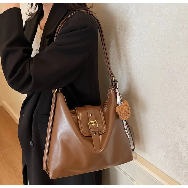 Black Leather Shoulder Bag for Women Large Capacity Vintage Style — feature 49
