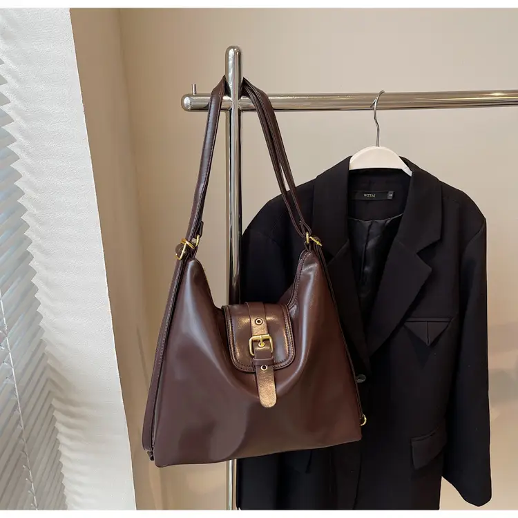 Black Leather Shoulder Bag for Women Large Capacity Vintage Style - Image 4
