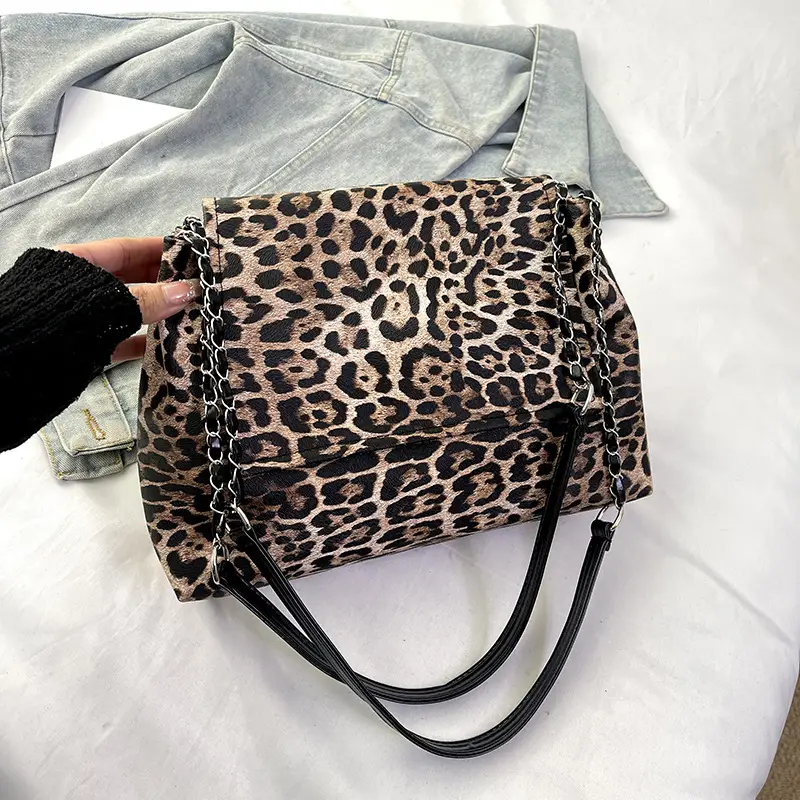 Winter Leopard Print Large Capacity Chain Shoulder Bag - Image 4