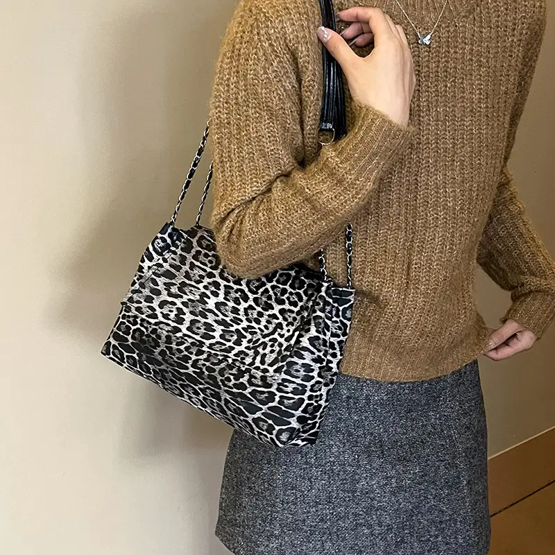 Winter Leopard Print Large Capacity Chain Shoulder Bag - Image 5