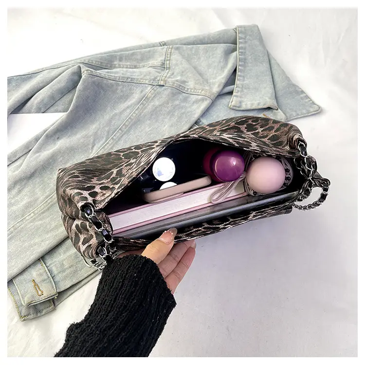 Winter Leopard Print Large Capacity Chain Shoulder Bag — feature 10