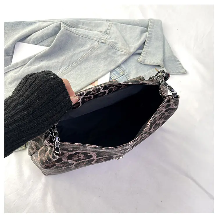 Winter Leopard Print Large Capacity Chain Shoulder Bag — feature 9