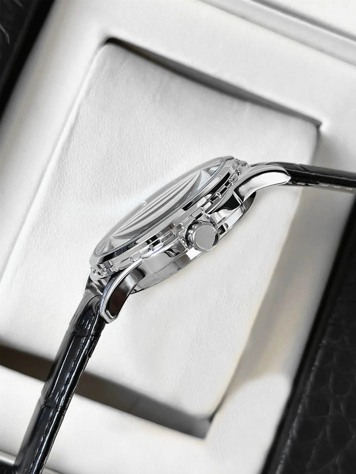 Men's Silver Watch with Second Sweep Movement — feature 15
