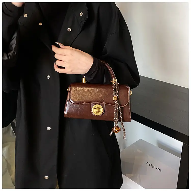 Retro Lock Brown Women's Shoulder Bag 2024 — feature 18