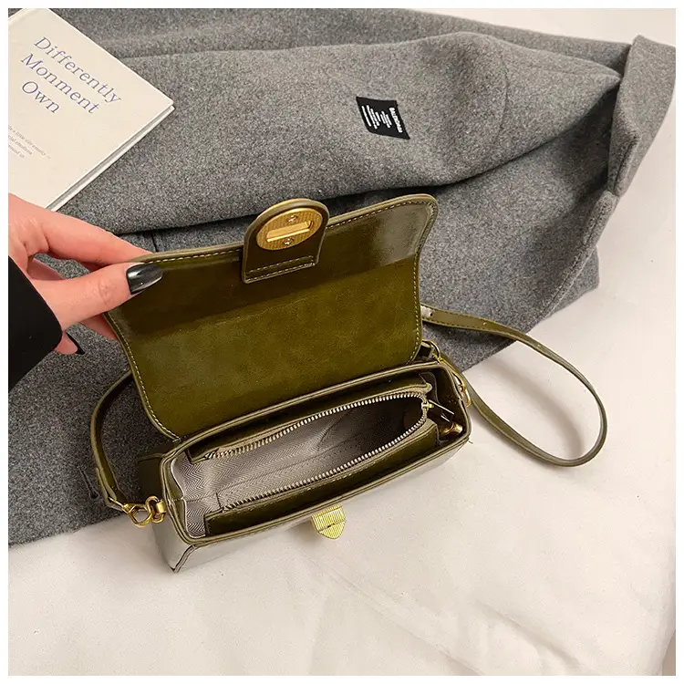 Retro Lock Brown Women's Shoulder Bag 2024 — feature 25