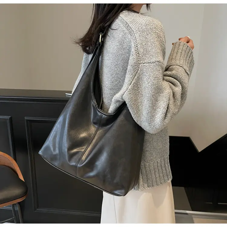 Women's Black Leather Shoulder Bag 2024 Winter Large Capacity — feature 45