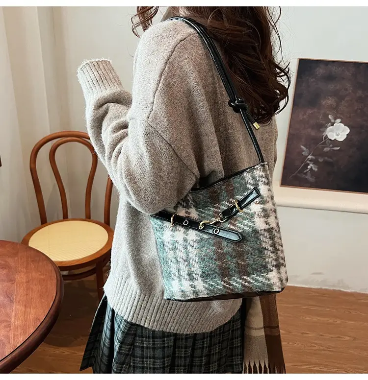 Retro Houndstooth Shoulder Bag with Gold Hardware — feature 12
