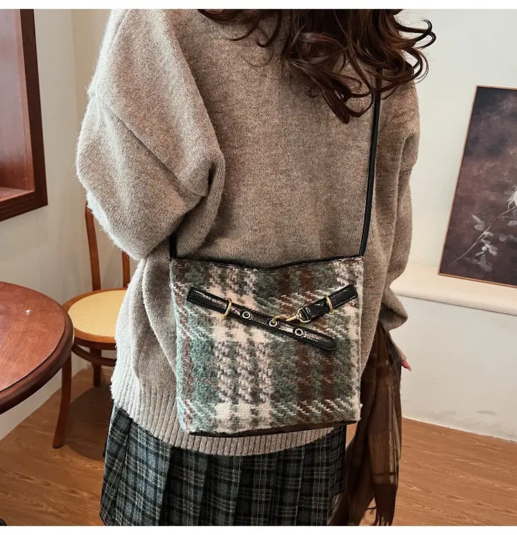 Retro Houndstooth Shoulder Bag with Gold Hardware — feature 16