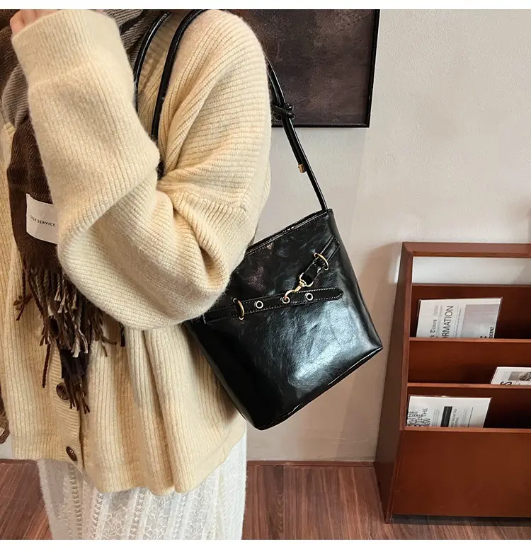 Retro Houndstooth Shoulder Bag with Gold Hardware — feature 17