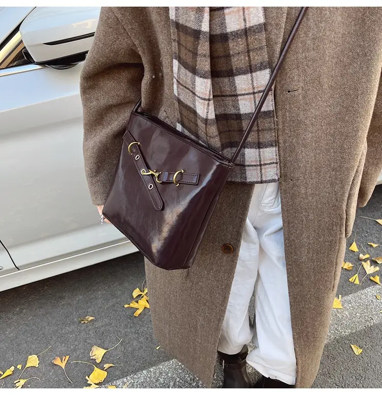 Retro Houndstooth Shoulder Bag with Gold Hardware — feature 8