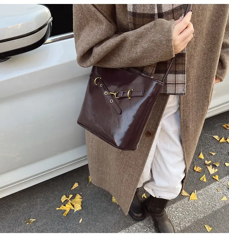 Retro Houndstooth Shoulder Bag with Gold Hardware — feature 9