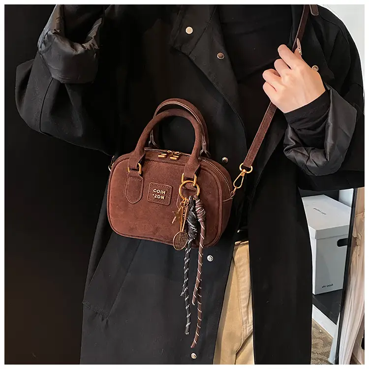 2024 Winter Women's Black Shoulder Bag with Crossbody Strap — feature 13