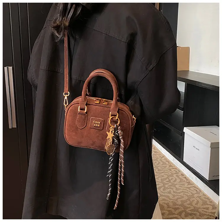 2024 Winter Women's Black Shoulder Bag with Crossbody Strap — feature 14