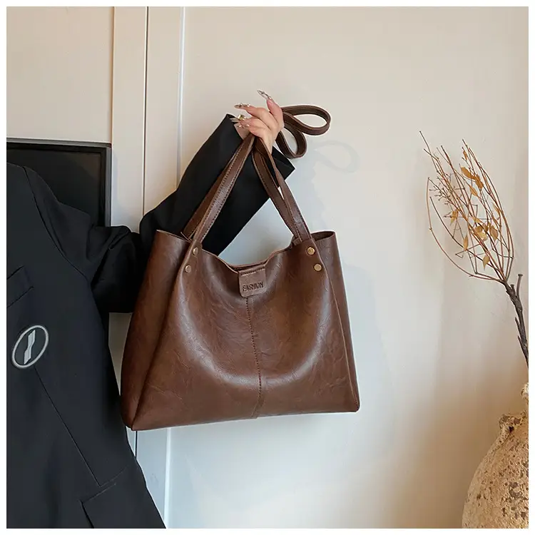 Brown Leather Retro Commuter Tote Bag 2024 — feature 6