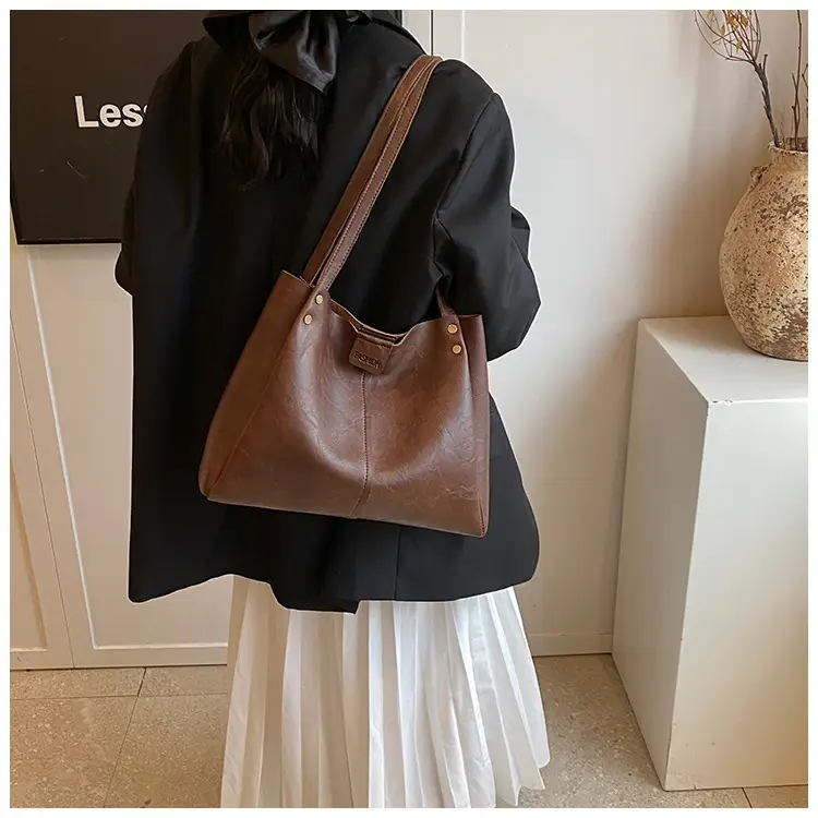 Brown Leather Retro Commuter Tote Bag 2024 — feature 7
