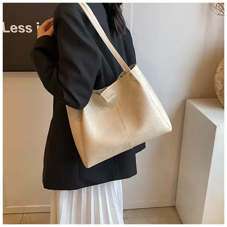 Brown Leather Retro Commuter Tote Bag 2024 — feature 9