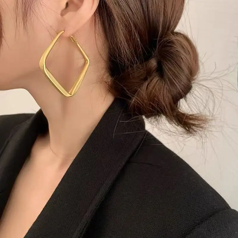 Golden Ring Ear Ring Women's 2024 New Explosive Ear Buckle Light Luxury Advanced Ear Ring Earrings Autumn and Winter Ring Earrings