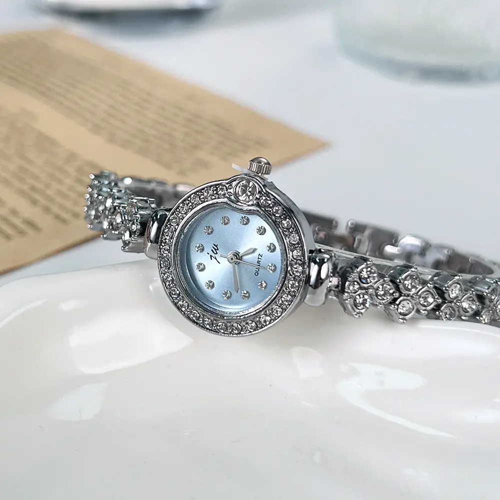 Jingwei JW Women's Crystal Bracelet Watch — feature 15