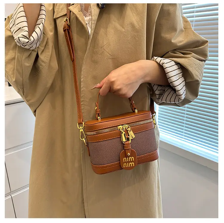 Retro Satchel Bag Black Beige Gold Zipper Handle — feature 30