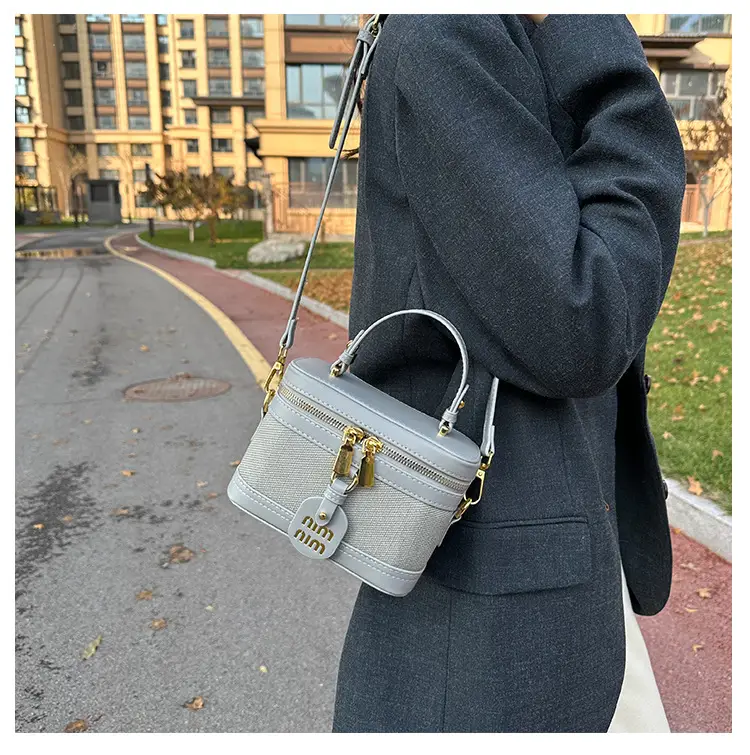 Retro Satchel Bag Black Beige Gold Zipper Handle — feature 33