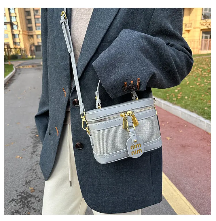 Retro Satchel Bag Black Beige Gold Zipper Handle — feature 35