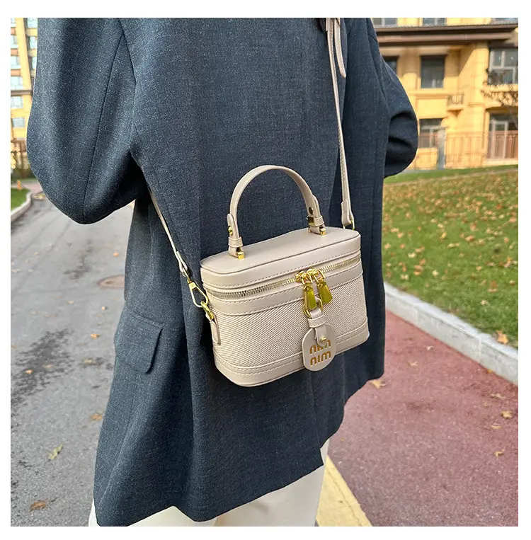Retro Satchel Bag Black Beige Gold Zipper Handle — feature 37