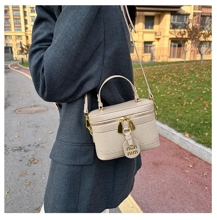 Retro Satchel Bag Black Beige Gold Zipper Handle — feature 38