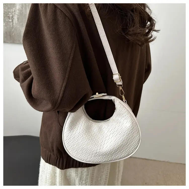 Black Woven Round Shoulder Bag for Women 2024 — feature 15