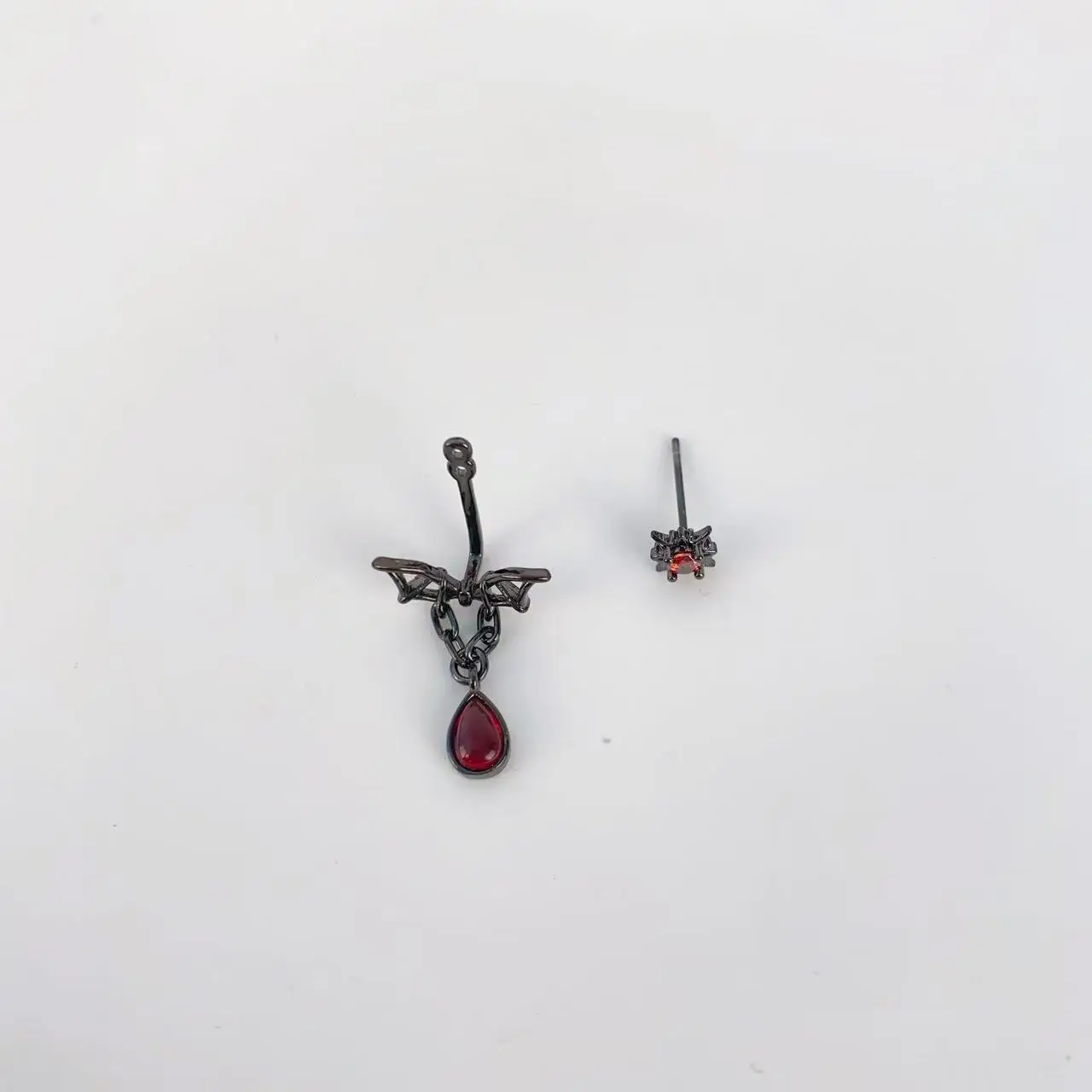 High-End Women's Spider Bat Earrings Set with Red Rhinestone — feature 2